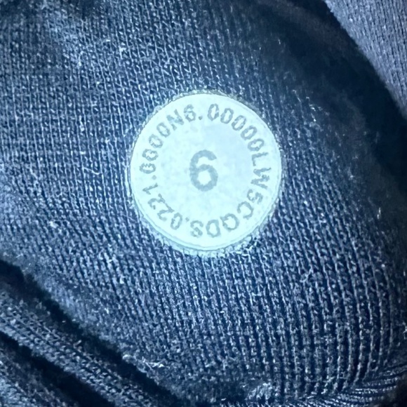 Barely Worn Lululemon 7/8 Leggings (with internal draw string) - Picture 4 of 4